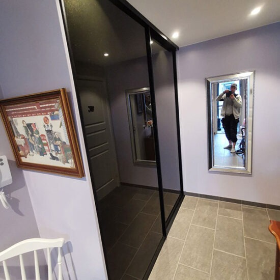 skyvedørsgarderobe i gang med skyvedører med sotet glass
