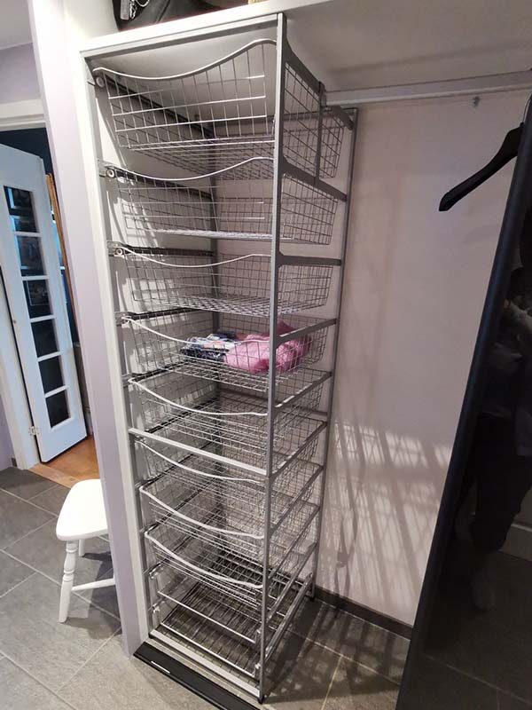 Garderobeinnredning med trådskuffer