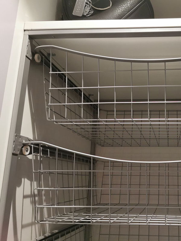 Garderobeinnredning med trådskuffer skreddersydd på mål