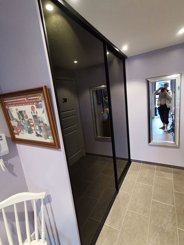 skyvedørsgarderobe i gang med skyvedører med sotet glass