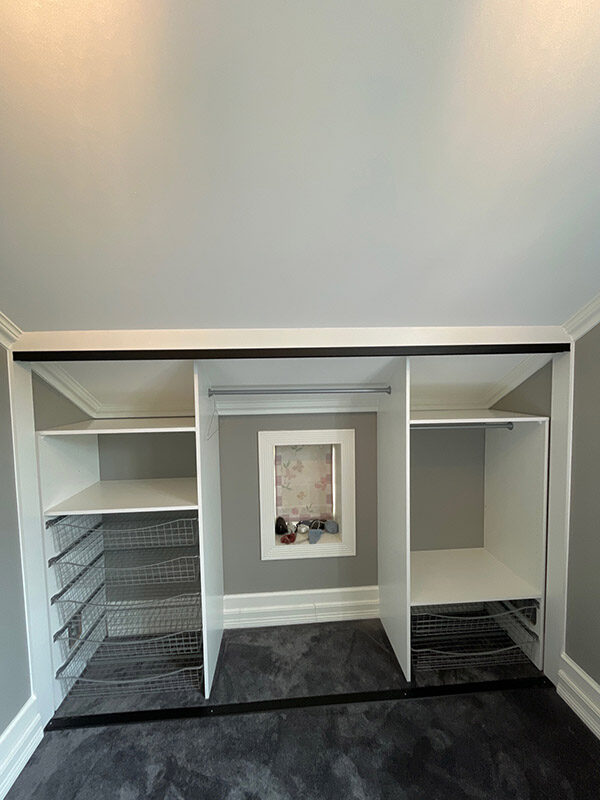 skreddersydd innredning tilpasset på mål for å passe mot skråtak