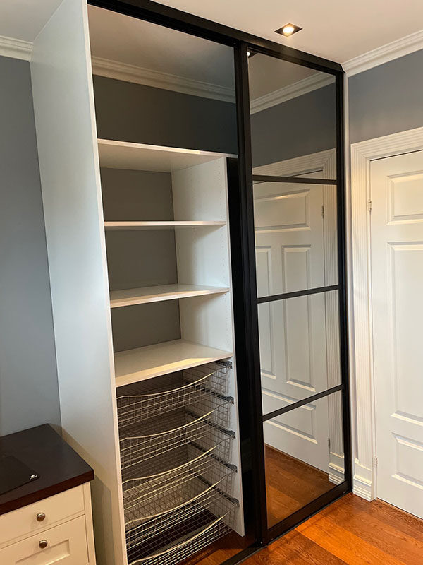 skyvedørsgarderobe med skreddersydd innredning tilpasset på mål