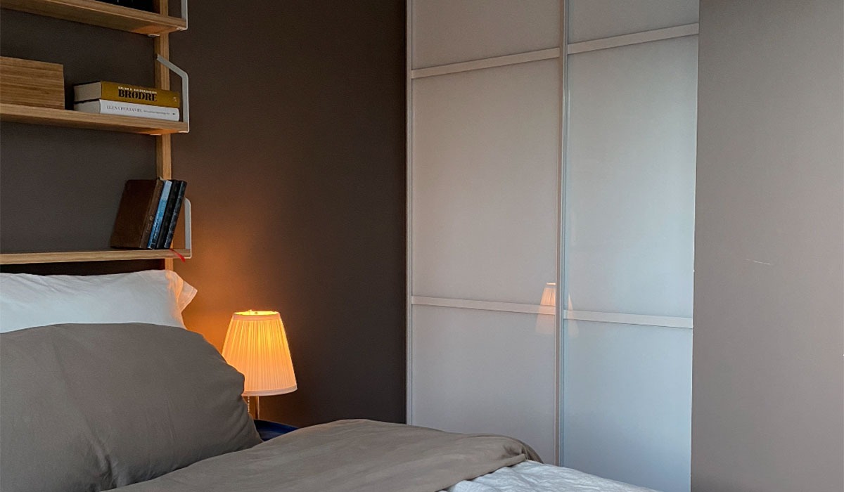 Les hvordan det gikk da blogger og garderobe-bruker Anette-Marie fikk ny skyvedørsgarderobe - ferdig montert på garderobemekka.no