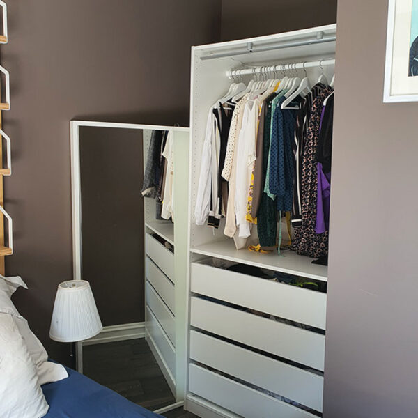 Les hvordan det gikk da blogger og garderobe-bruker Anette-Marie fikk ny skyvedørsgarderobe - ferdig montert på garderobemekka.no