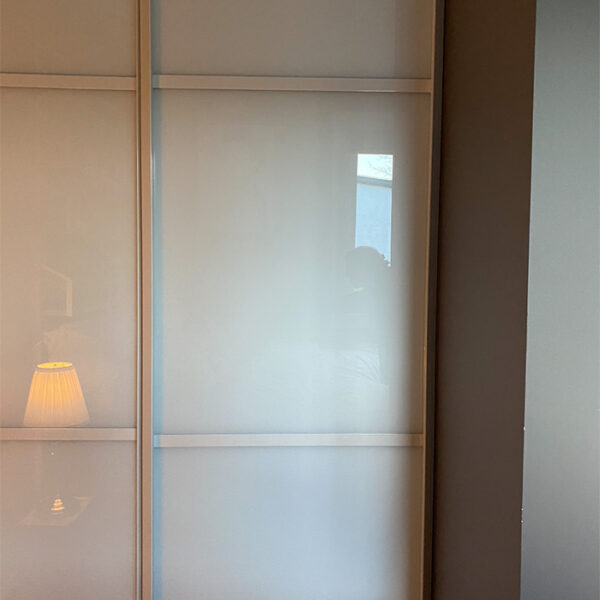 Les hvordan det gikk da blogger og garderobe-bruker Anette-Marie fikk ny skyvedørsgarderobe - ferdig montert på garderobemekka.no