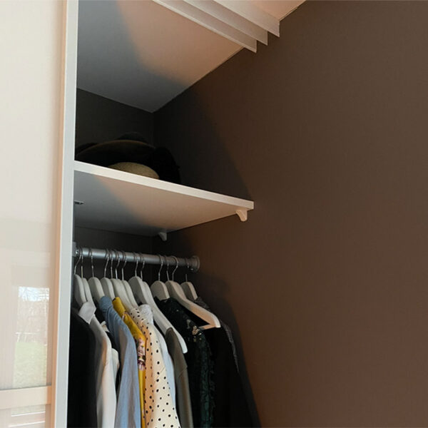 Les hvordan det gikk da blogger og garderobe-bruker Anette-Marie fikk ny skyvedørsgarderobe - ferdig montert på garderobemekka.no