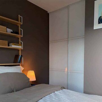 skyvedørsgarderobe med hvitt glass og profiler og sprosser i sølv