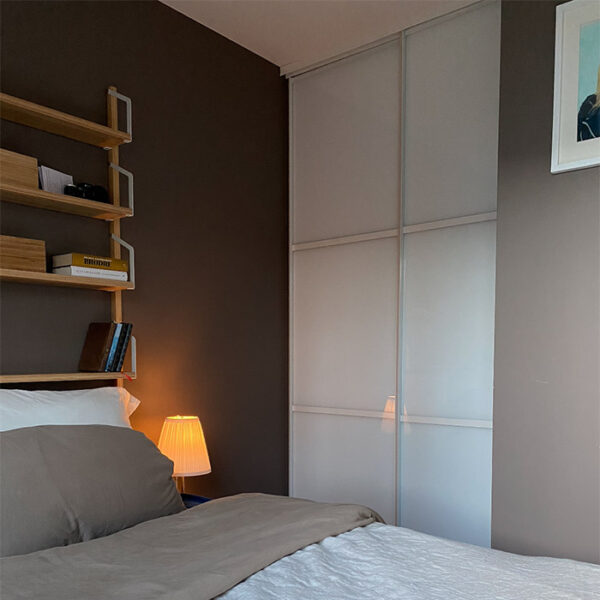 Les hvordan det gikk da blogger og garderobe-bruker Anette-Marie fikk ny skyvedørsgarderobe - ferdig montert på garderobemekka.no