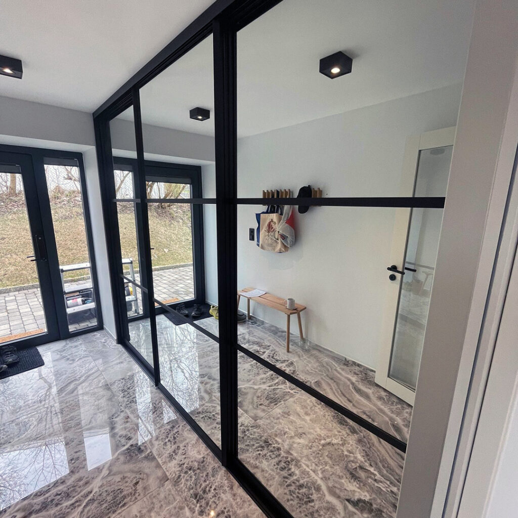 Ønsker du å gi interiøret ditt en touch av den store verden? New York loft-stilen er blitt en stor trend, og en skyvedør er en rimelig måte for deg å få stilen i hus.