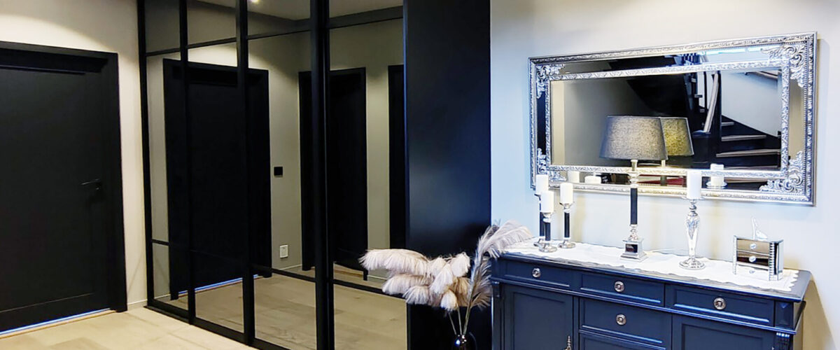 På garderobemekka.no finner du et lite utvalg av skyvedører vi har levert og montert. Hver eneste skyvedør er skreddersydd etter kundens ønsker, behov, plass og budsjett. Se flere referanser på garderobemekka.no