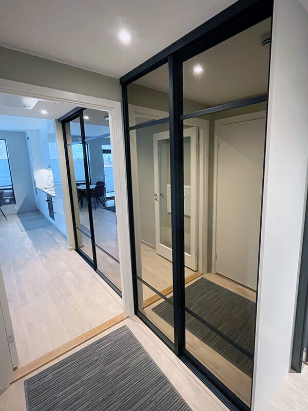 På garderobemekka.no finner du et lite utvalg av skyvedører vi har levert og montert. Hver eneste skyvedør er skreddersydd etter kundens ønsker, behov, plass og budsjett. Se flere referanser på garderobemekka.no