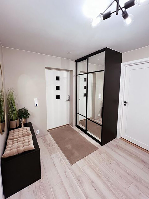 På garderobemekka.no finner du et lite utvalg av skyvedører vi har levert og montert. Hver eneste skyvedør er skreddersydd etter kundens ønsker, behov, plass og budsjett. Se flere referanser på garderobemekka.no