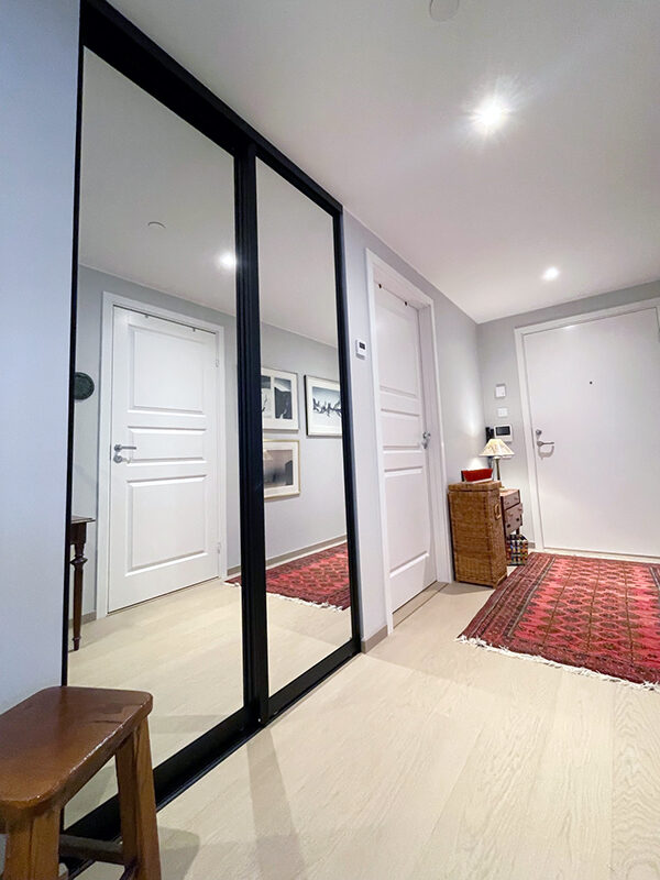 På garderobemekka.no finner du et lite utvalg av skyvedører vi har levert og montert. Hver eneste skyvedør er skreddersydd etter kundens ønsker, behov, plass og budsjett. Se flere referanser på garderobemekka.no