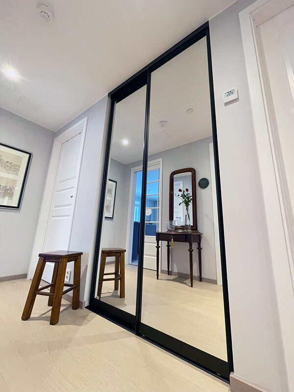 På garderobemekka.no finner du et lite utvalg av skyvedører vi har levert og montert. Hver eneste skyvedør er skreddersydd etter kundens ønsker, behov, plass og budsjett. Se flere referanser på garderobemekka.no