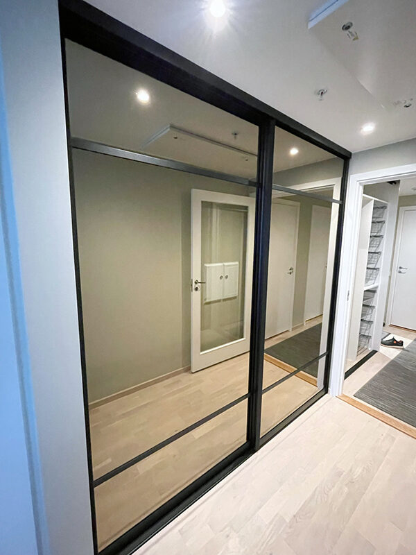 På garderobemekka.no finner du et lite utvalg av skyvedører vi har levert og montert. Hver eneste skyvedør er skreddersydd etter kundens ønsker, behov, plass og budsjett. Se flere referanser på garderobemekka.no