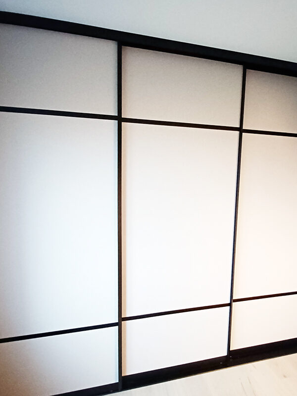 På garderobemekka.no finner du et lite utvalg av skyvedører vi har levert og montert. Hver eneste skyvedør er skreddersydd etter kundens ønsker, behov, plass og budsjett. Se flere referanser på garderobemekka.no