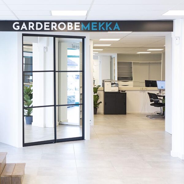 Kortreiste skyvedører - et bærekraftig valg | Garderobemekka Visste du at Garderobemekkas skyvedører produseres i våre egne fabrikker på Lørenskog og i Trondheim? Å kjøpe skyvedørsgarderobe hos oss er et bærekraftig valg. Les mer på garderobemekka.no