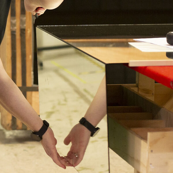 Garderobemekkas skyvedører produseres i vår egen fabrikk på Lørenskog. Her kan du se hvordan vi monterer skyvedørene sammen steg for steg. Se mer på garderobemekka.no.