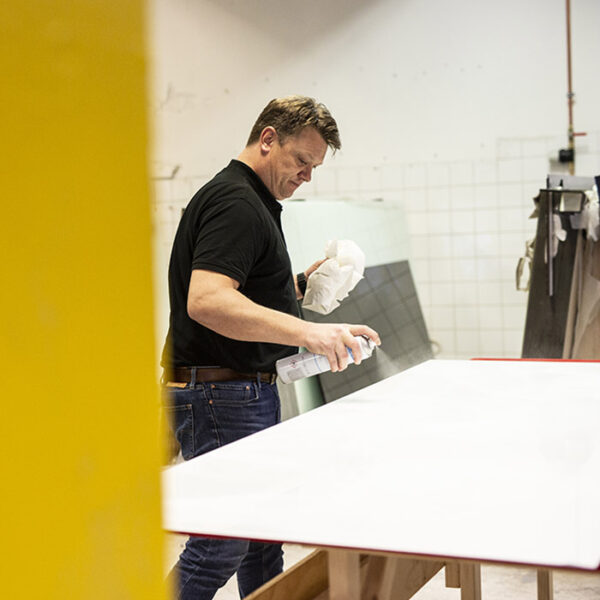 Garderobemekkas skyvedører produseres i vår egen fabrikk på Lørenskog. Her kan du se hvordan vi monterer skyvedørene sammen steg for steg. Se mer på garderobemekka.no.