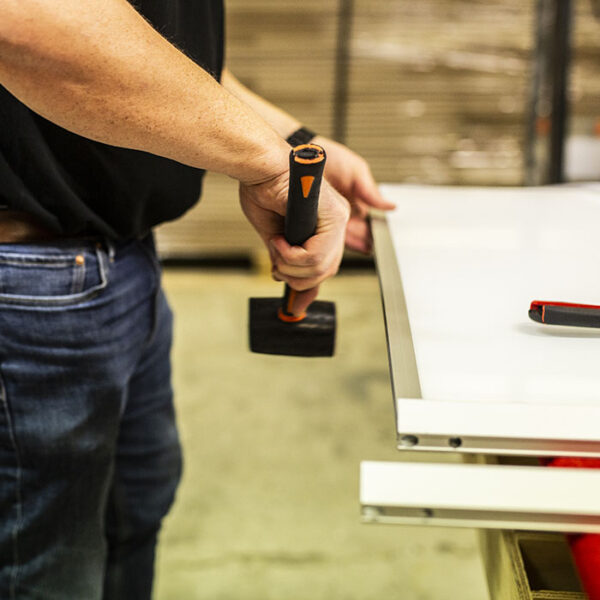 Garderobemekkas skyvedører produseres i vår egen fabrikk på Lørenskog. Her kan du se hvordan vi monterer skyvedørene sammen steg for steg. Se mer på garderobemekka.no.