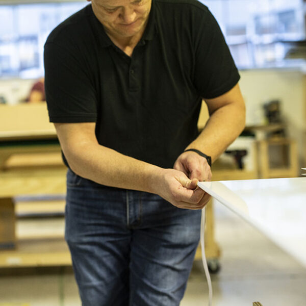 Garderobemekkas skyvedører produseres i vår egen fabrikk på Lørenskog. Her kan du se hvordan vi monterer skyvedørene sammen steg for steg. Se mer på garderobemekka.no.