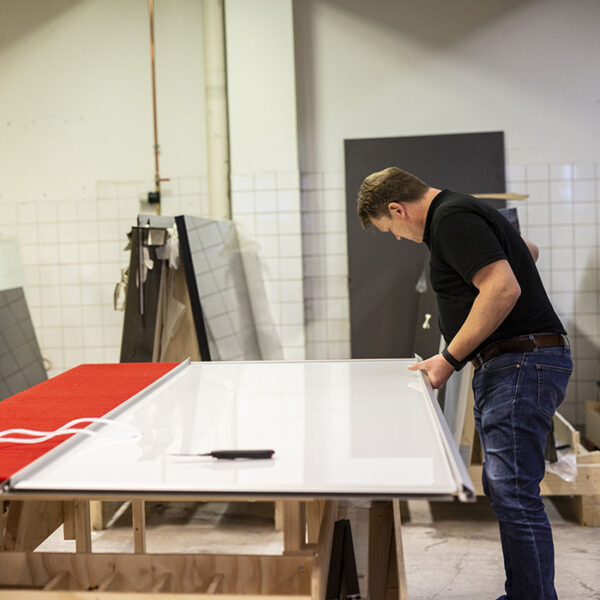 Garderobemekkas skyvedører produseres i vår egen fabrikk på Lørenskog. Her kan du se hvordan vi monterer skyvedørene sammen steg for steg. Se mer på garderobemekka.no.