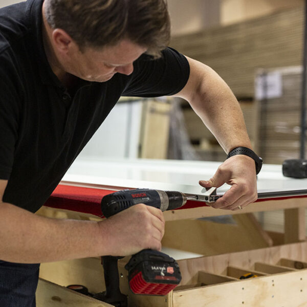 Garderobemekkas skyvedører produseres i vår egen fabrikk på Lørenskog. Her kan du se hvordan vi monterer skyvedørene sammen steg for steg. Se mer på garderobemekka.no.