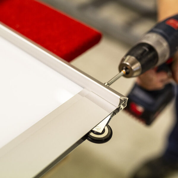 Garderobemekkas skyvedører produseres i vår egen fabrikk på Lørenskog. Her kan du se hvordan vi monterer skyvedørene sammen steg for steg. Se mer på garderobemekka.no.