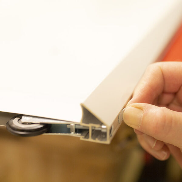 Garderobemekkas skyvedører produseres i vår egen fabrikk på Lørenskog. Her kan du se hvordan vi monterer skyvedørene sammen steg for steg. Se mer på garderobemekka.no.