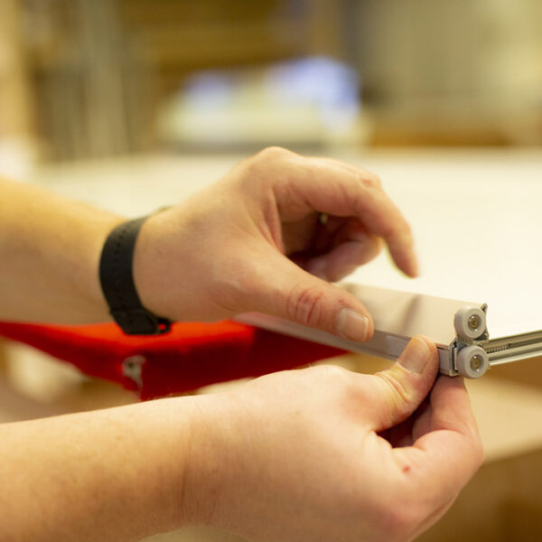 Garderobemekkas skyvedører produseres i vår egen fabrikk på Lørenskog. Her kan du se hvordan vi monterer skyvedørene sammen steg for steg. Se mer på garderobemekka.no.