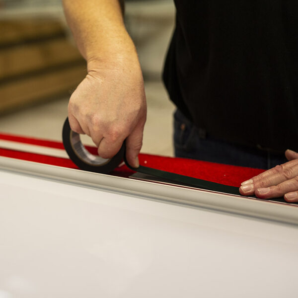 Garderobemekkas skyvedører produseres i vår egen fabrikk på Lørenskog. Her kan du se hvordan vi monterer skyvedørene sammen steg for steg. Se mer på garderobemekka.no.