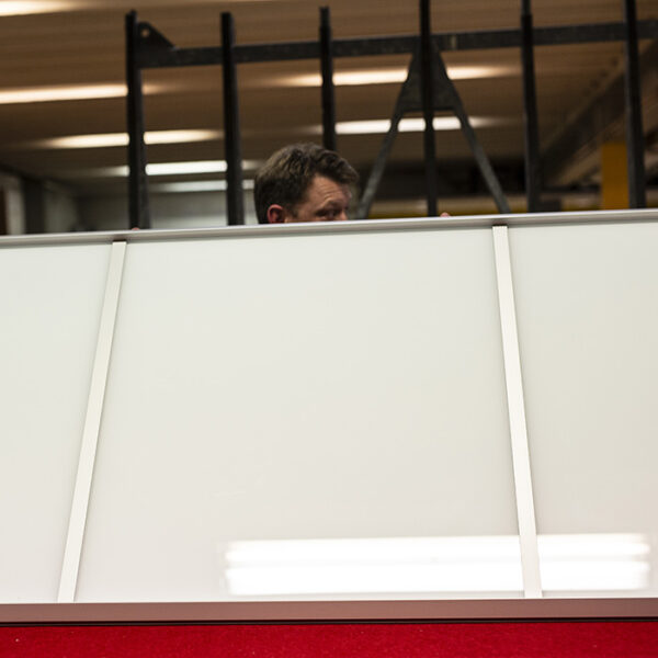 Garderobemekkas skyvedører produseres i vår egen fabrikk på Lørenskog. Her kan du se hvordan vi monterer skyvedørene sammen steg for steg. Se mer på garderobemekka.no.