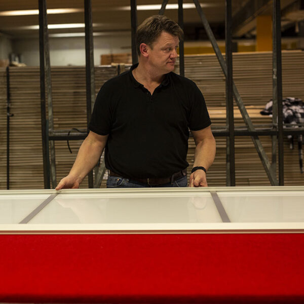 Garderobemekkas skyvedører produseres i vår egen fabrikk på Lørenskog. Her kan du se hvordan vi monterer skyvedørene sammen steg for steg. Se mer på garderobemekka.no.