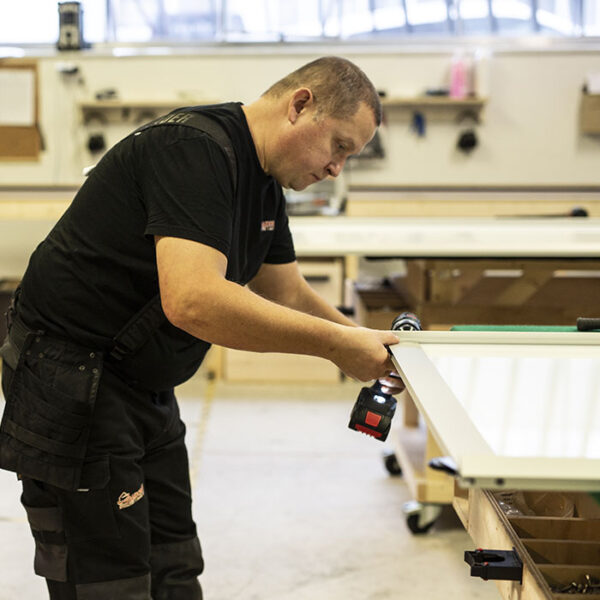 Kortreiste skyvedører - et bærekraftig valg | Garderobemekka Visste du at Garderobemekkas skyvedører produseres i våre egne fabrikker på Lørenskog og i Trondheim? Å kjøpe skyvedørsgarderobe hos oss er et bærekraftig valg. Les mer på garderobemekka.no