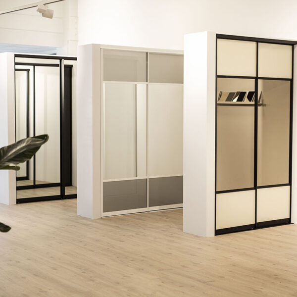 Kortreiste skyvedører - et bærekraftig valg | Garderobemekka Visste du at Garderobemekkas skyvedører produseres i våre egne fabrikker på Lørenskog og i Trondheim? Å kjøpe skyvedørsgarderobe hos oss er et bærekraftig valg. Les mer på garderobemekka.no