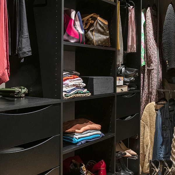 Har du mange lange kjoler eller pressede bukser du bruker ofte? Behovet er individuelt fra person til person. Skreddersy innredningen etter din plass og behov. Les mer på garderobemekka.no