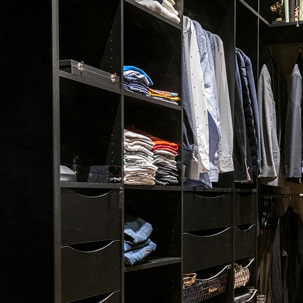 Har du mange lange kjoler eller pressede bukser du bruker ofte? Behovet er individuelt fra person til person. Skreddersy innredningen etter din plass og behov. Les mer på garderobemekka.no