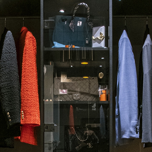 Har du mange lange kjoler eller pressede bukser du bruker ofte? Behovet er individuelt fra person til person. Skreddersy innredningen etter din plass og behov. Les mer på garderobemekka.no