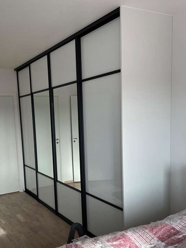 skyvedører med hvitt glass og klart speil, og med svarte profiler og sprosser som dekor