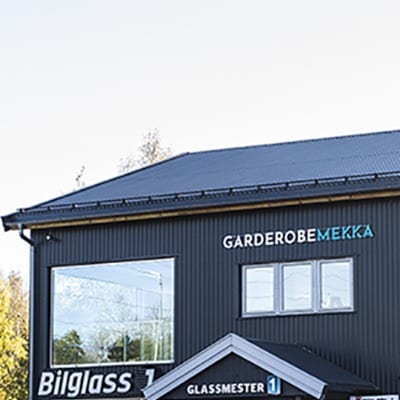 Det er ikke mange måneder siden Garderobemekka i Oslo så dagens lys. Men de ansatte i de tre butikkene har til sammen mange tiårs erfaring fra bransjen. Les mer på garderobemekka.no