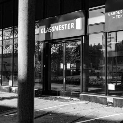 Det er ikke mange måneder siden Garderobemekka i Oslo så dagens lys. Men de ansatte i de tre butikkene har til sammen mange tiårs erfaring fra bransjen. Les mer på garderobemekka.no