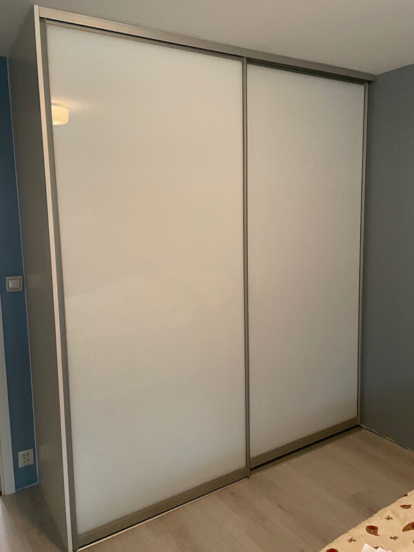 skyvedører med hvitt glass