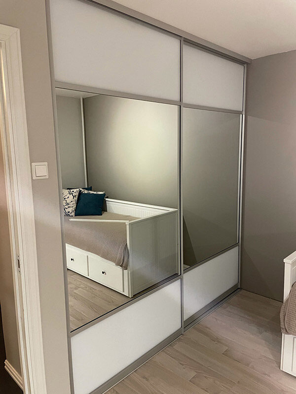 skyvedører med hvitt glass og klart speil og med sølvfargede profiler og sprosser