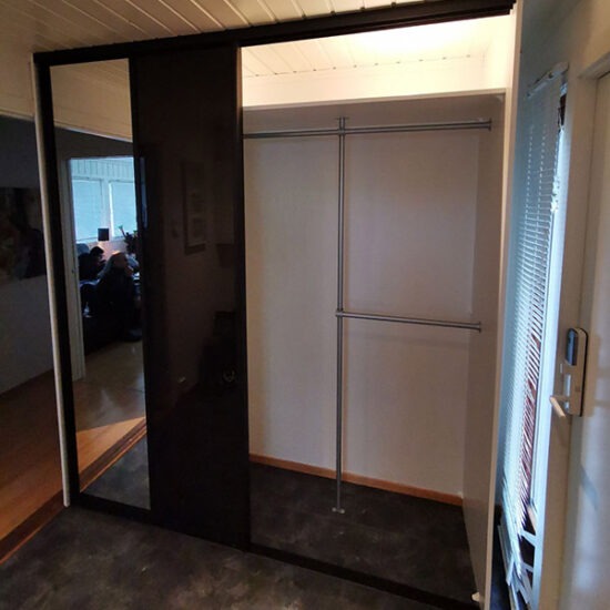 skreddersydd garderobeinnredning til skyvedørsgarderobe i gang