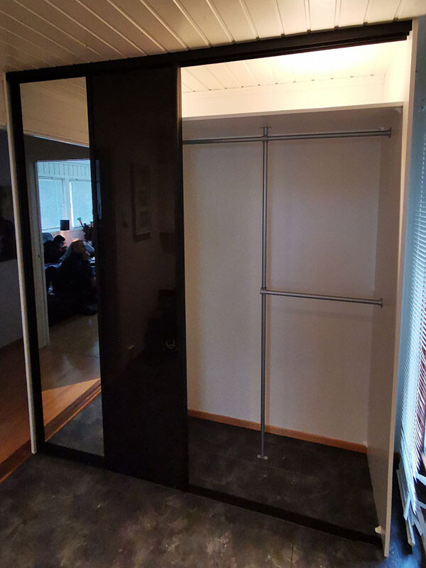 skreddersydd garderobeinnredning til skyvedørsgarderobe i gang