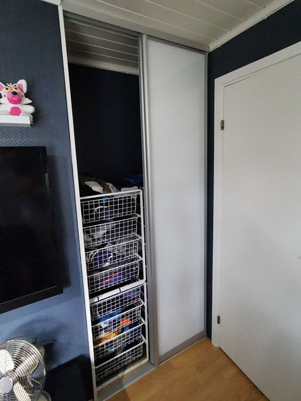 skyvedører med hvitt glass på barnerom