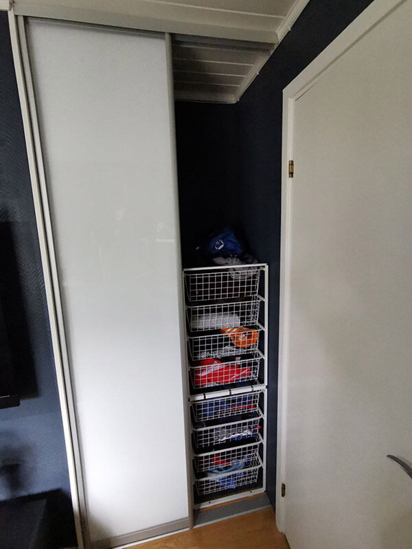 skyvedører med hvitt glass på barnerom