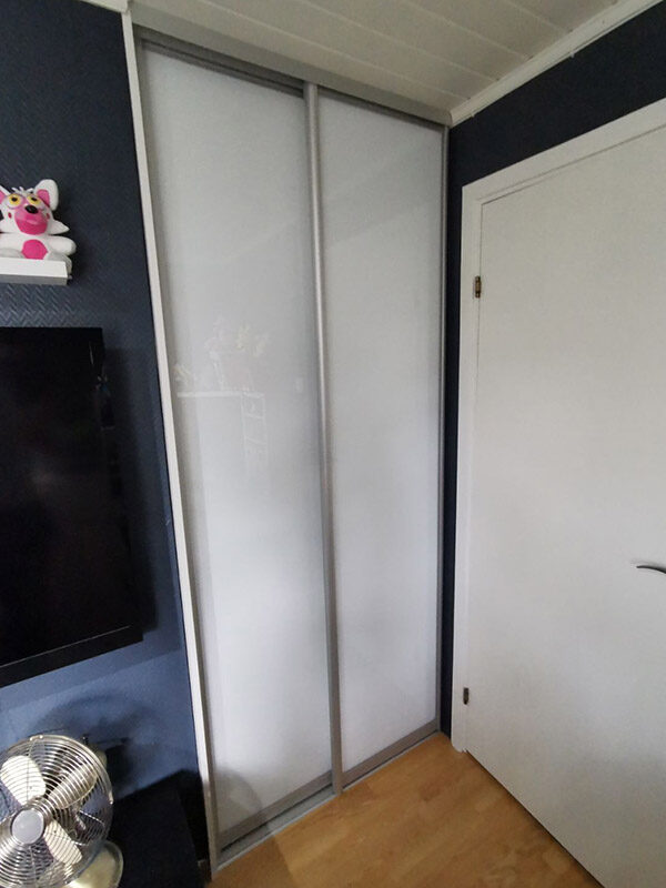 skyvedører med hvitt glass på barnerom