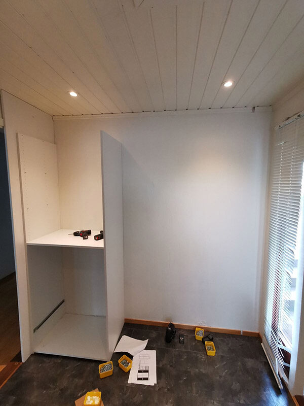 montering av skyvedørsgarderobe