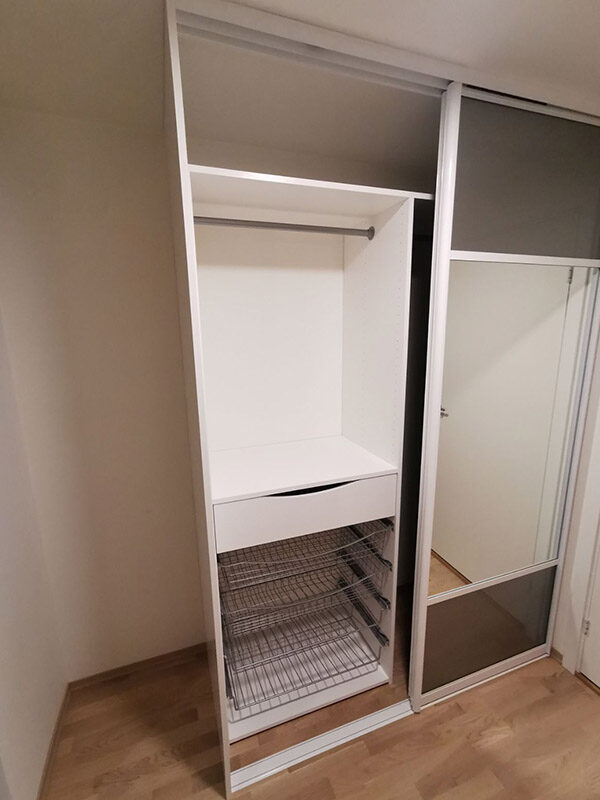 skyvedørsgarderobe i gang med skyvedører med speil og glass og skreddersydd garderobeinnredning